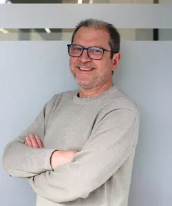 Antonio Fernández, profesional dedicado a gestionar expedientes de baja definitiva en San Sebastián